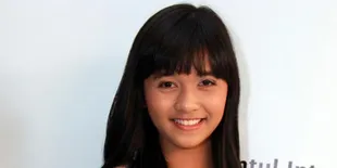 Putri Ayu Beri David Foster Batik