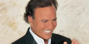 Julio Iglesias Siapkan Kejutan Konser di Jakarta