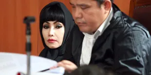 Melinda Dee Sakit, Sidang Ditunda