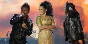 Vina Panduwinata Tampil Dengan Boyband