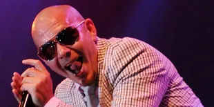 Calo Berebut Penonton di Konser Pitbull