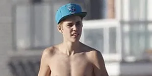 Bieber Pasang Tato Wajah Yesus di Betisnya