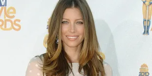 Jessica Biel Lepas Cincin Tunangan di Golden Globe