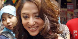 Proyektor Tak Tersedia, Sidang Dewi Perssik Ditunda