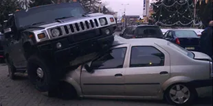 Hummer H2 Naiki Sedan Sampai Remuk