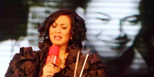 Terancam Batal Umroh, Angie Tegarkan Anak-Anaknya