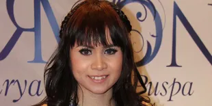 Momo Geisha Rayakan Valentine di Pesawat