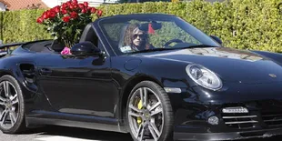 Romantisme Vokalis Aerosmith di Atas Porsche