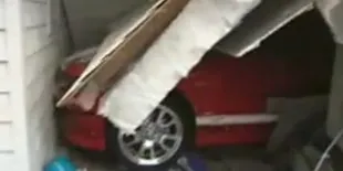 Remaja 14 Tahun Hancurkan Mobil Sport