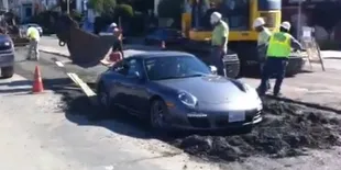 Akibat Sok Tahu, Porsche 911 Terjebak Semen Basah