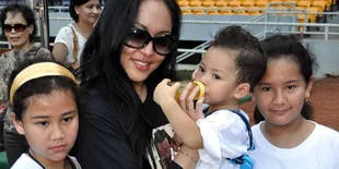 Aaliyah: Smile Mommy Angelina Sondakh!