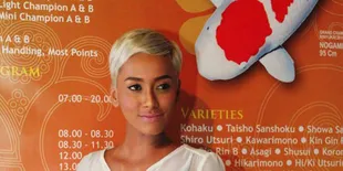 Kimmy Jayanti Hobi Pelihara Ikan Koi