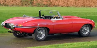 Jaguar E-Type Milik Elton John Dilelang