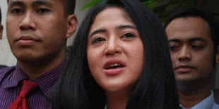 Dewi Perssik Tagih Bonus 'Arwah Goyang Karawang'