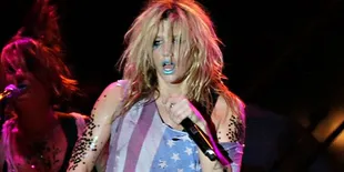 Kesha Pamer Rambut Logam!