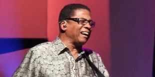 Herbie Hancock Kenakan Batik di Java Jazz 2012