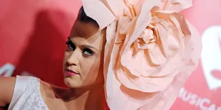 Katy Perry Cium Pelaut di Panggung