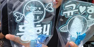 Aneka Merchandise Super Junior Dijual di Luar MEIS