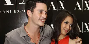 Mike Lewis Bantah Cerai Karena Orang Ketiga