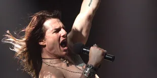 Tom Cruise Berpose Panas Dengan Dua Wanita Seksi