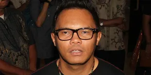 Fans Kerispatih Kawal Pemakaman Mertua Badai