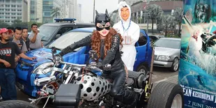 Promo Film Baru, Depe Pakai Kostum Cat Woman Sambil Naik Moge