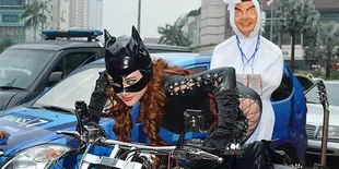 Dewi Perssik Kepanasan Pakai Kostum Catwoman