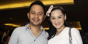 Hamil Tua, Mona Ratuliu Tetap Nonton Konser