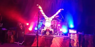 Album Baru 'HOT CAKES', The Darkness Cover Radiohead!