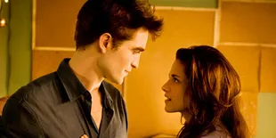 Kristen Stewart Pelukan dan Ciuman Sendiri di MTV Awards!