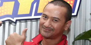 Mudji Massaid Bawakan Daging dan Roti Untuk Angie