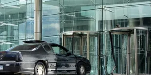 Tak Sabar Menunggu, Chevy Seruduk Pintu Kantor GM