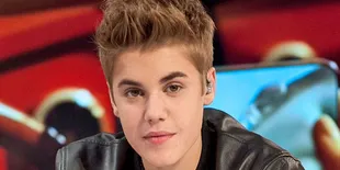 Wow, Justin Bieber Pamer Boxer Warna Hijau di Spanyol!