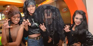 Tukar Tiket Gaga, Little Monster Nangis