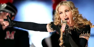 Seperti Apa Sih Penampilan Madonna Saat Naik Motor?