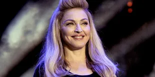 Madonna Tampil Hot Dengan Bra Super Seksi