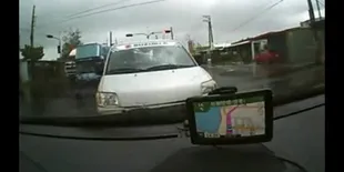 [VIDEO] Bus Seruduk Suzuki APV Pickup Terekam Kamera