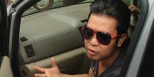 Olga Terus Menghindari Wartawan