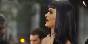 Katy Perry Hobi Selipkan Sesuatu di Belahan Dada?