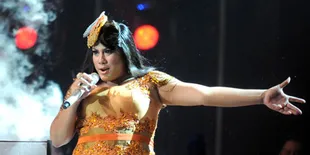 Regina Pungkasi Lagu, Juri Triple A Standing Ovation