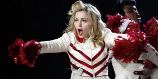 Madonna Buka Bra dan Celana di Konser Paris