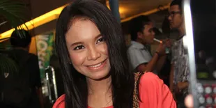 Rossa Ajarkan Anak Puasa