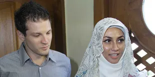 Usai Syahadat, Pacar Uli Auliani Langsung Sholat Jumat