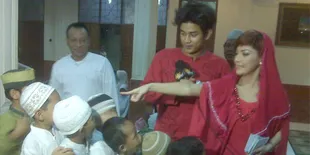 Dwi Andhika - Irma Dharmawangsa Santuni Anak Yatim