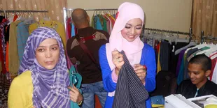 Nuri Maulida Tak Merasa Hina Jaga Stand Bazar Remaja Masjid