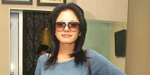 Nikita Mirzani Bangga Umrohkan Papa