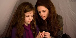 Teaser 'BREAKING DAWN PART 2' Ungkap Kedekatan Bella-Renesmee
