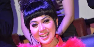 Lebaran, Syahrini Open House dan Bagi Angpau