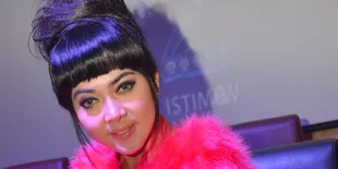 Syahrini Siapkan Kebaya Renda Untuk Lebaran