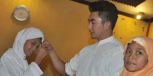 Indra Mustafa Buka Puasa di Makam Sang Ayah